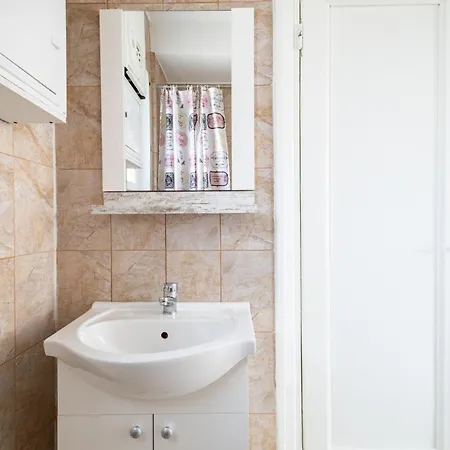 Downtown Victoria By Citybookings *