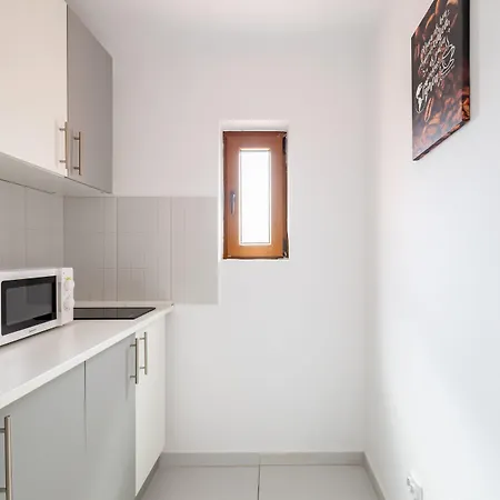 Downtown Victoria By Citybookings *