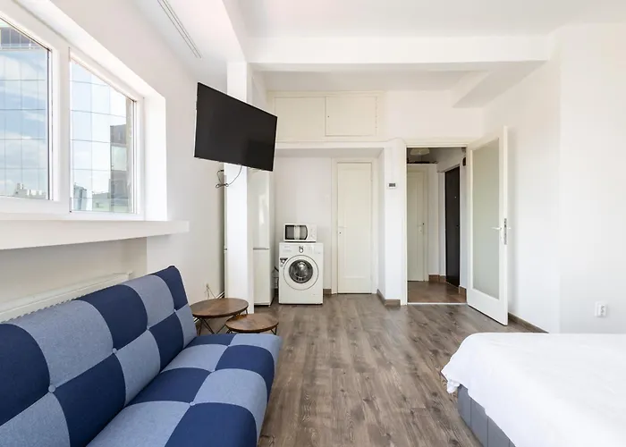 Downtown Victoria By Citybookings *