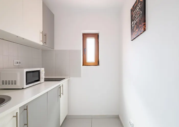 Downtown Victoria By Citybookings *