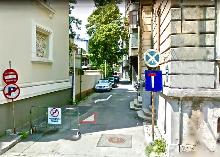 Downtown Victoria By Citybookings * Bukarest