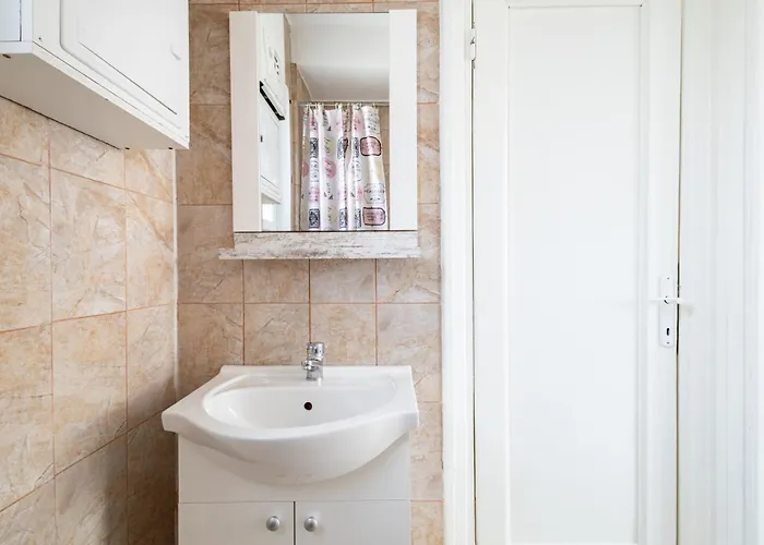 Downtown Victoria By Citybookings *